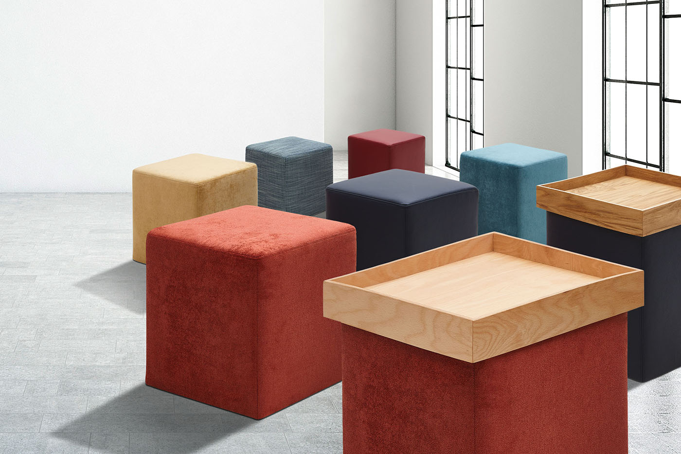 Hocker James mit Stoff- und Lederbezug in verschiedenen Farben..
