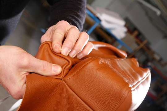 Wolkenweich Ledersofas - Polster Manufaktur Qualitätsprüfung